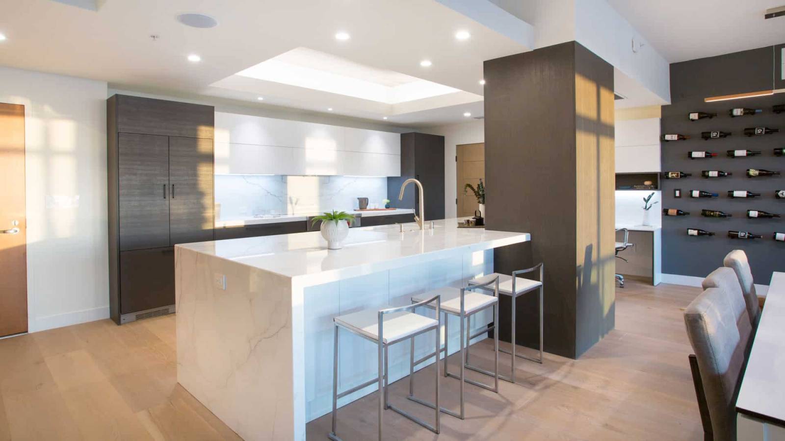 Une touche d'Italie : Cuisine contemporaine en laqué blanc brillant dans un cadre spacieux à La Ciotat