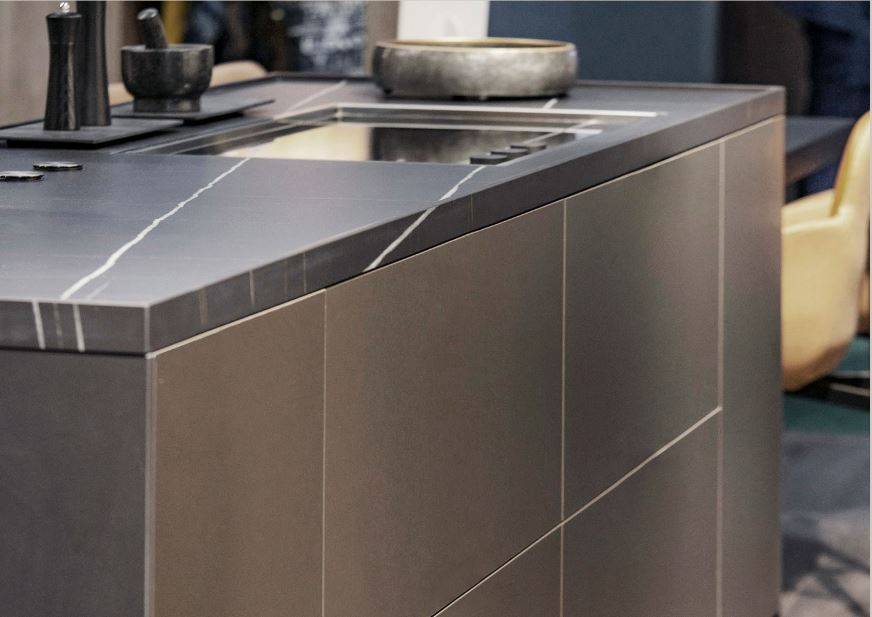 Nouvelle finition aspect acier pour votre projet de cuisine sur mesure haut de gamme à Ollioules dans le 83