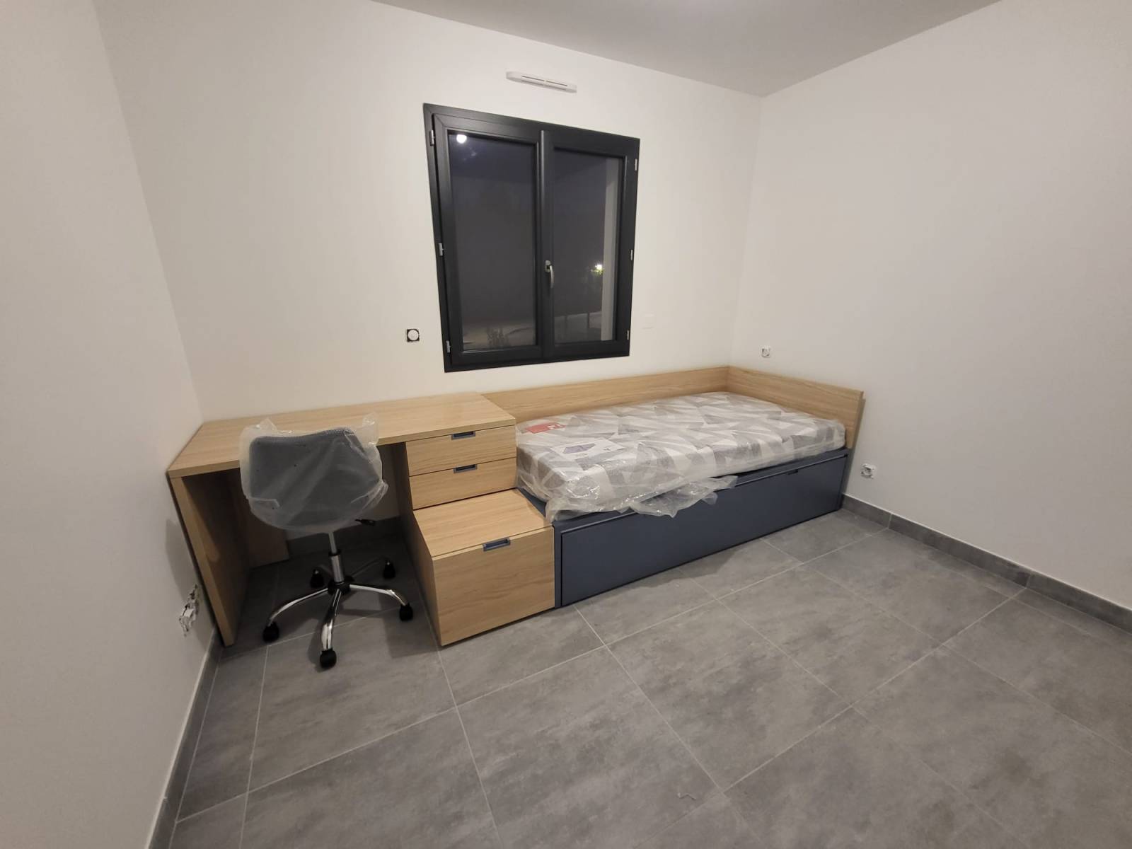 Photos de l'installation d'un lit bureau gain de place pour enfant à Ollioules dans le 83