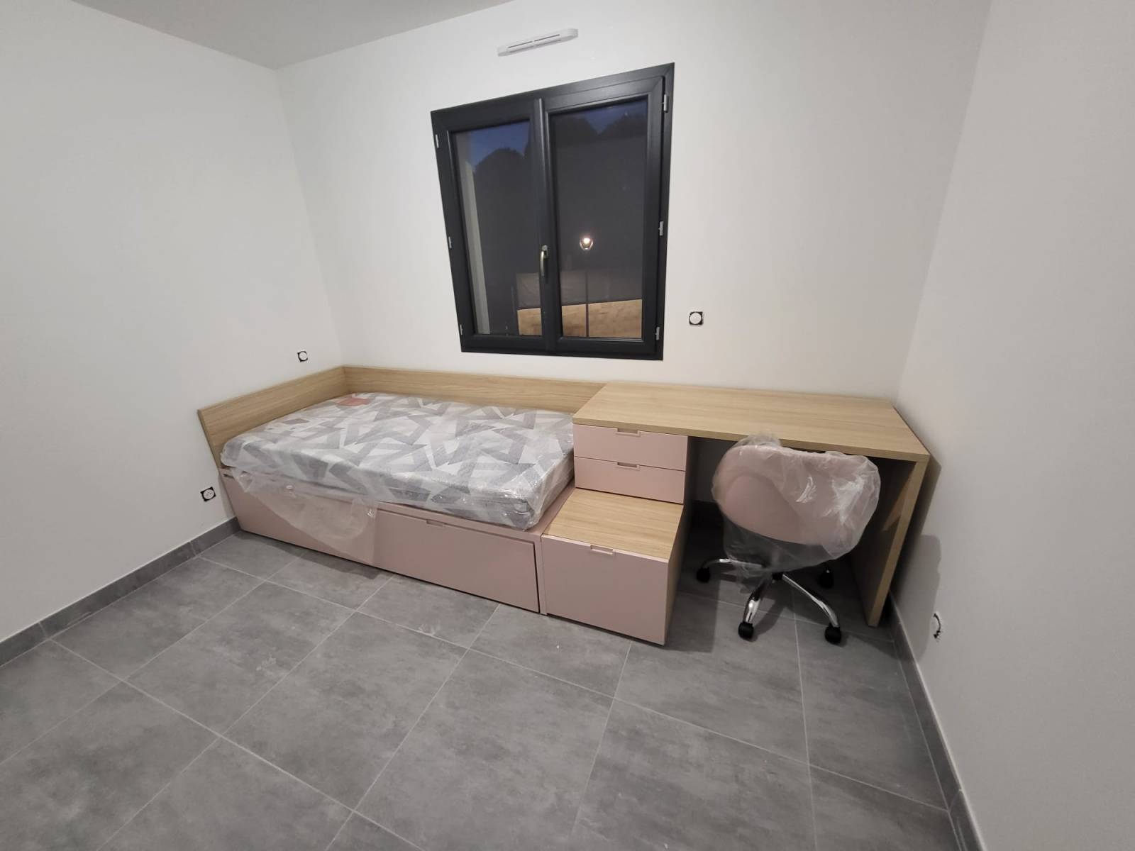 Installation d'un meuble lit bureau pour enfant compact et gain de place à Bandol dans le 83