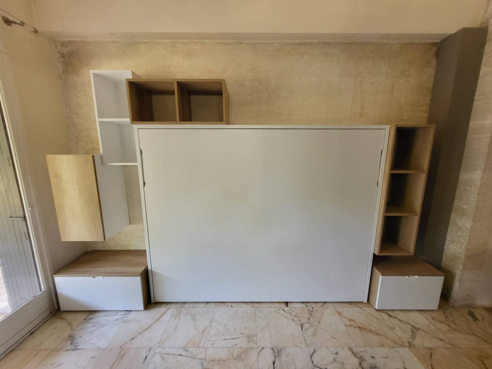 Agencement intérieur gain de place à La Ciotat avec l'installation d'un lit armoire escamotable avec rangements