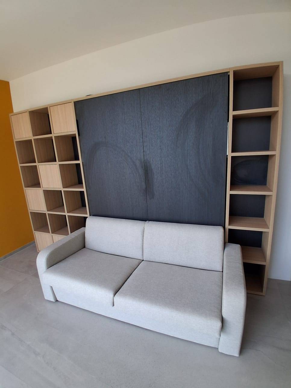 réalisation d'une bibliothèque autour d'un lit escamotable canapé  à Cassis dans le 13