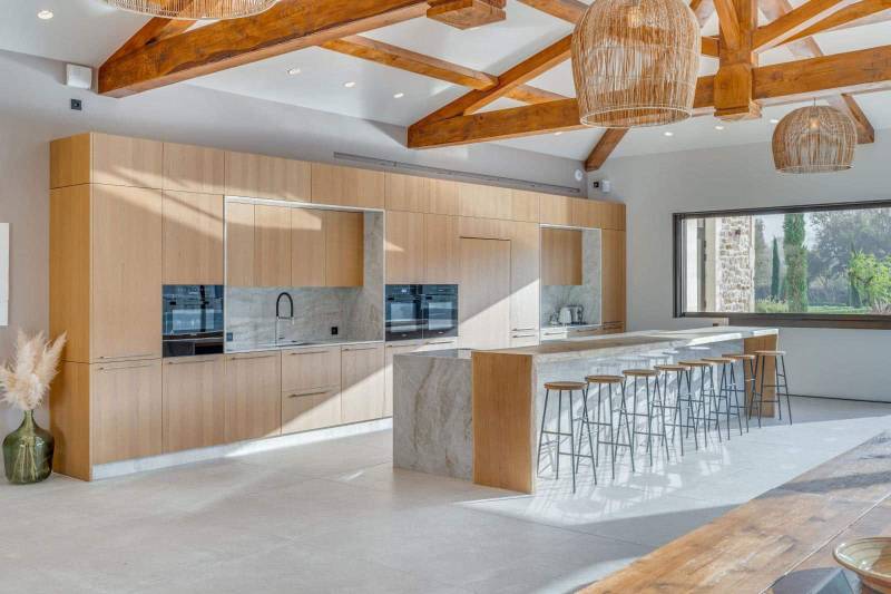Création d'une grande cuisine italienne sur mesure avec un mélange de finitions bois clair et pierre dans le Var à Bandol
