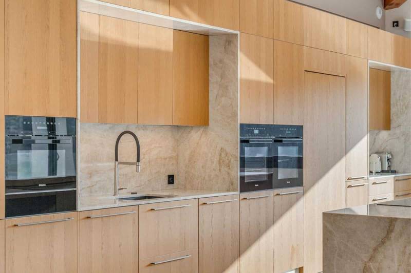 Création d'une grande cuisine italienne sur mesure avec un mélange de finitions bois clair et pierre dans le Var à Bandol