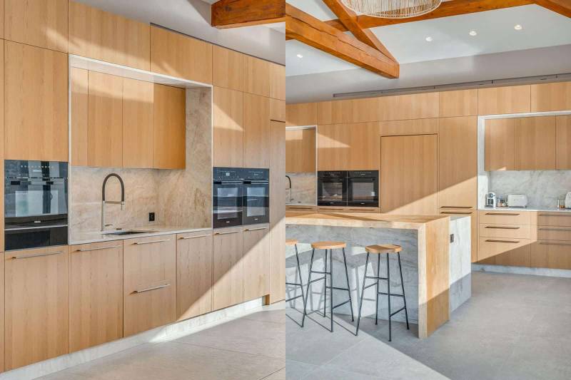 Création d'une grande cuisine italienne sur mesure avec un mélange de finitions bois clair et pierre dans le Var à Bandol