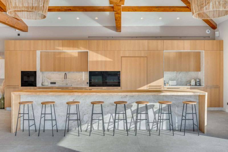 Création d'une grande cuisine italienne sur mesure avec un mélange de finitions bois clair et pierre dans le Var à Bandol