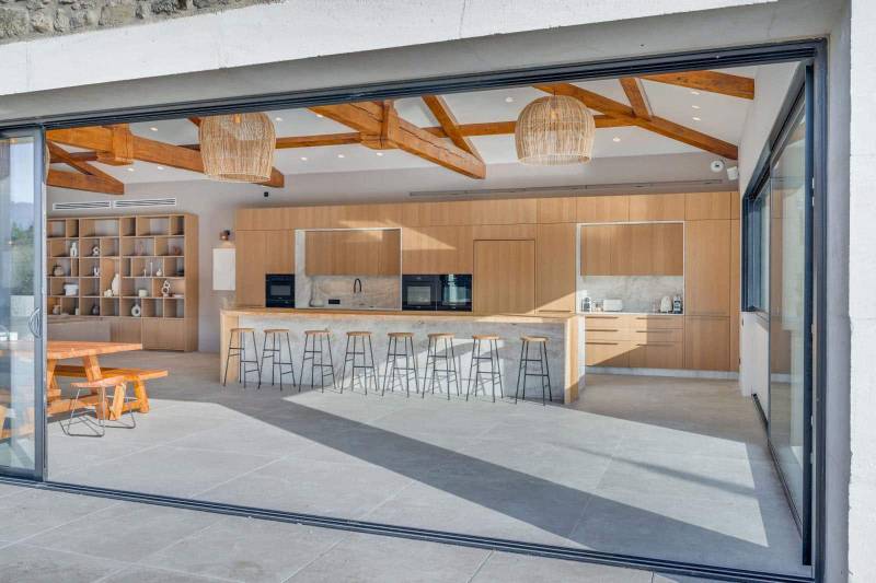 Création d'une grande cuisine italienne sur mesure avec un mélange de finitions bois clair et pierre dans le Var à Bandol