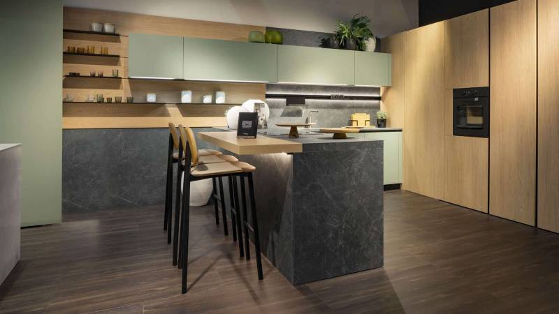 Conseils et réalisation d'un plan snack sur mesure intégré à l'ilot d'une cuisine moderne et fonctionnelle en vente dans le Var 83 à côté de Bandol