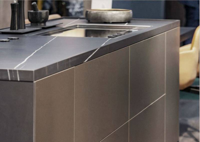 Nouvelle finition aspect acier pour votre projet de cuisine sur mesure haut de gamme à Ollioules dans le 83