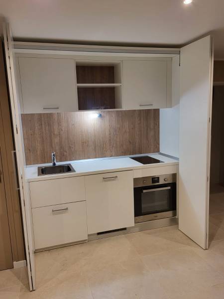 Aménagement sur mesure d'un espace cuisine équipée escamotable à Bandol dans le 83