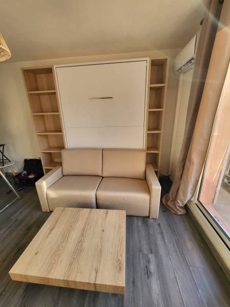 Réalisation d'un coin salon multifonctionnel dans un studio situé à Saint-Cyr-sur-Mer