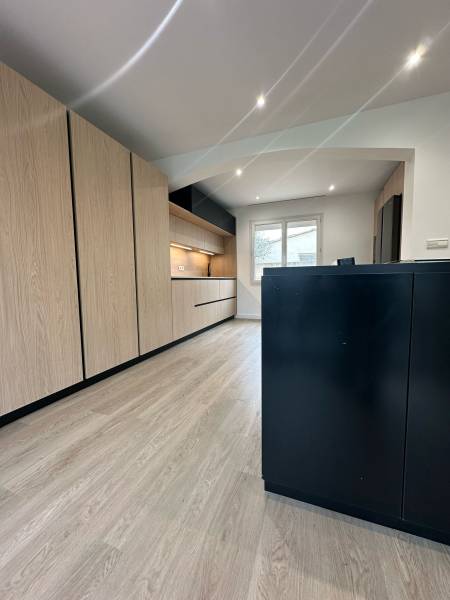 Conception d'une cuisine design et sur mesure dans l'espace intérieur d'une maison à Bandol