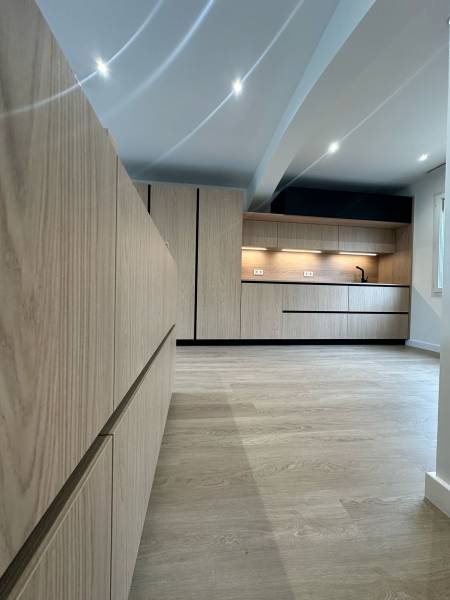 Création d'une cuisine équipée de couleur bois et noir proche de Bandol dans le Var 83